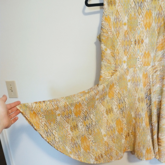 Dee Elle size small yellow and gold fit and flare dress.  Lined, has some tanner - Picture 2 of 6